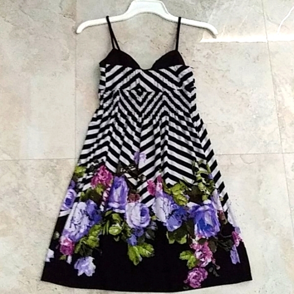 Sweet Storm Dress - Picture 2 of 2